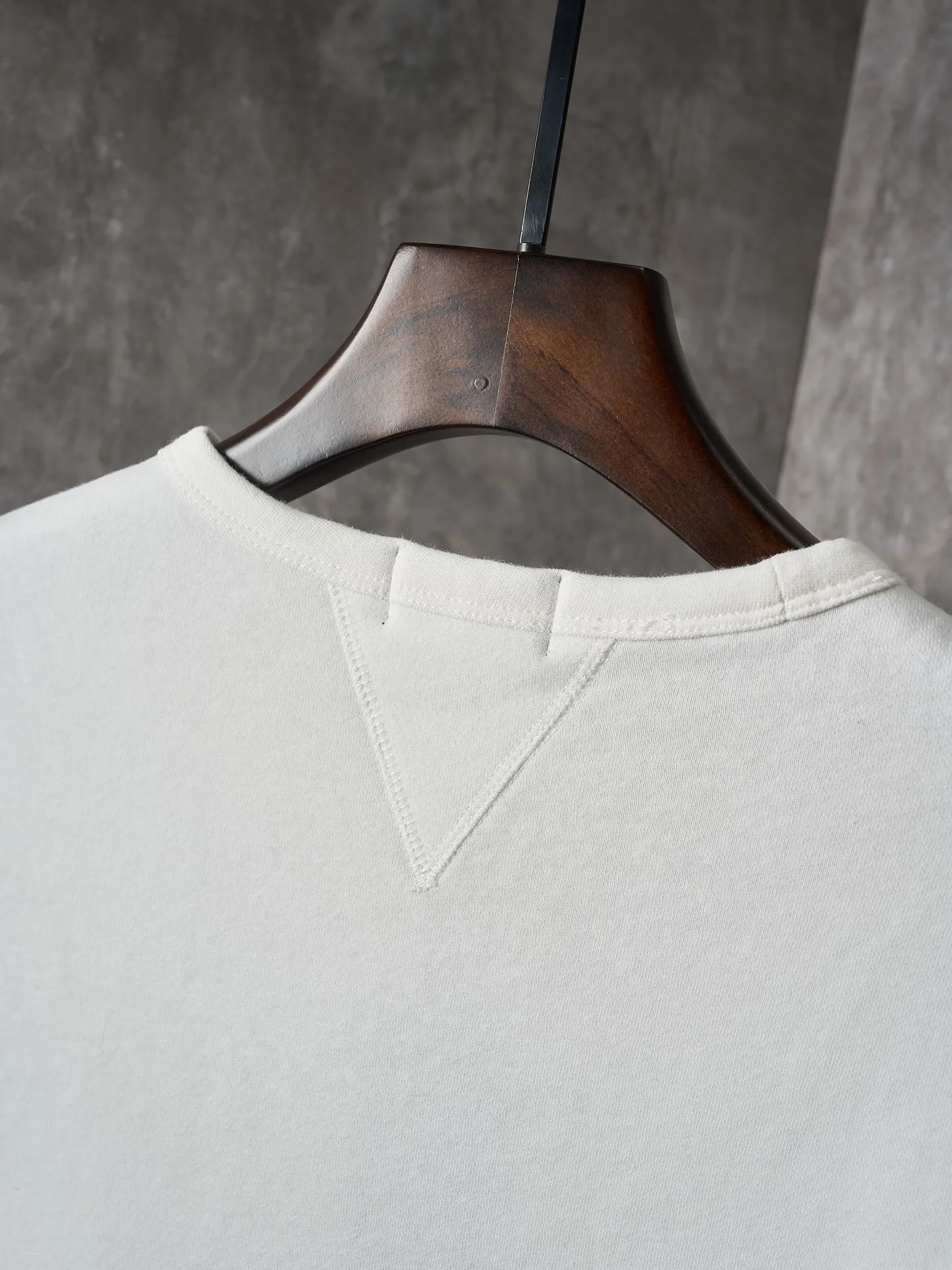 P290 Actual auction】Ralph Lauren/Ralph Lauren solid color pony logo embroidered round neck sweatshirt (white) [Ready stock] S M L XL custom cloud-like honey cotton fleece sweatshirt material with delicate feel and comfortable skin fit. Dressed in pure white, it exudes an innate elegance. The exquisite indigo pony logo is embellished. It is highly recognizable. It has an atmosphere of freedom and vitality. A symphony of pure and smart colors. Use extreme simplicity to outline high-end silhouettes, become the smart focus of vision, and show taste in silence. Use imported machine embroidery technology. Use advanced computer control systems and precision mechanical components to achieve the iconic pony embroidery operation. High precision. The lines are smooth and delicate. Adopt Hasuo technology and use specific machines to sew. Hasuo has high fastness and adds visual effects. It is time-consuming and labor-intensive. The fabrics have been washed and have a better texture. They are not easy to deform and are not easy to shrink. Not easy to fade, maintain long-term beauty, and fit well.